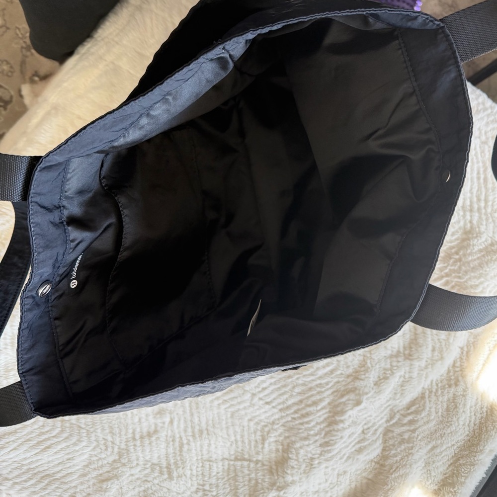 Lululemon Daily Multi-Pocket Tote 20L - Picture 3 of 6